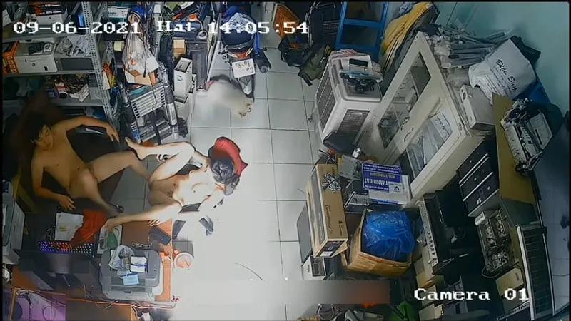 Người vợ chồng yêu nện nhau trong của cò máy tính