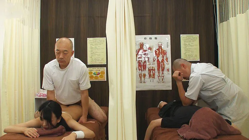 Dẫn cô bạn gái đi mát-xa rồi bị nắc cạnh bên mà không hề hay biết