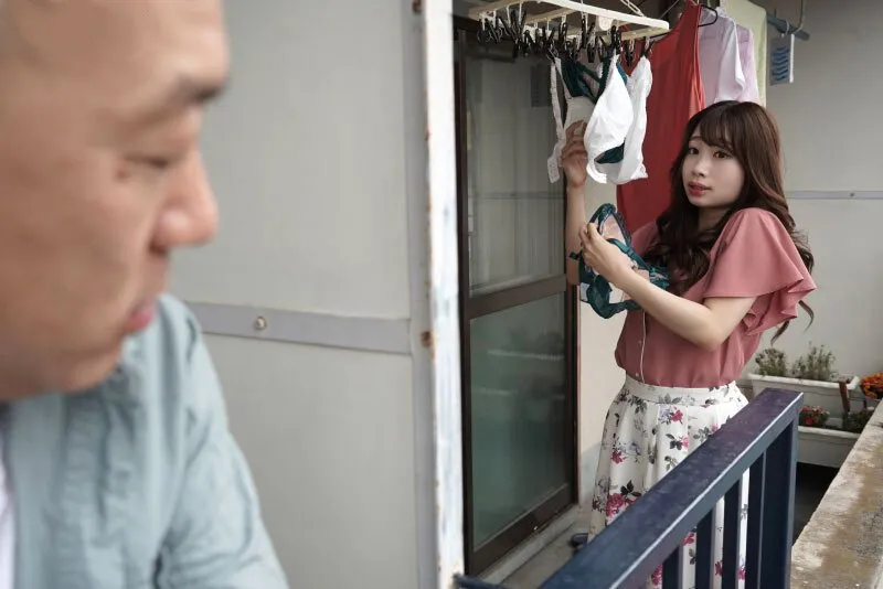 Gã nhà bên chuyên soi mói và cặp vợ anh xã thường xuyên rên la quá to