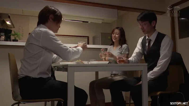 đến nhà cấp trên ở nhờ, hiếp dâm luôn người vợ sếp